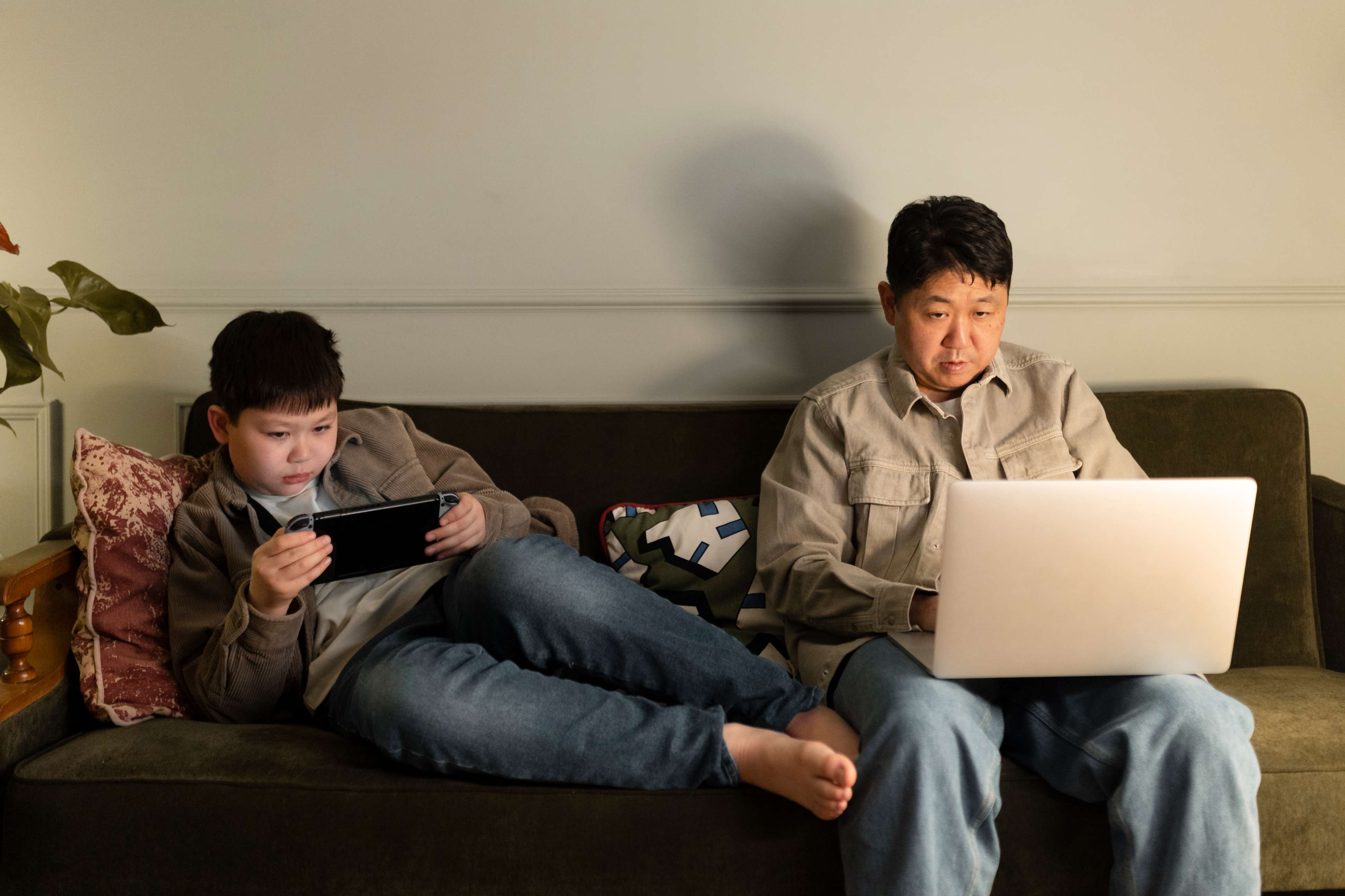 Tips Mengurangi Gadget Tanpa Merasa Ketinggalan Informasi